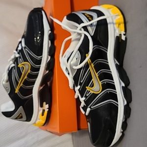 New, mens 9.5, NIKE AIR TRI-D RUN,blk/mtllc silver- white-blk